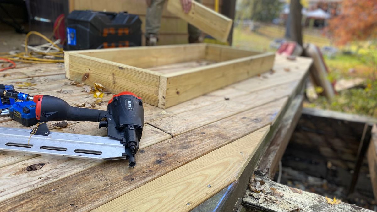 Pose de lames de terrasse en bois avec cloueuse pneumatique